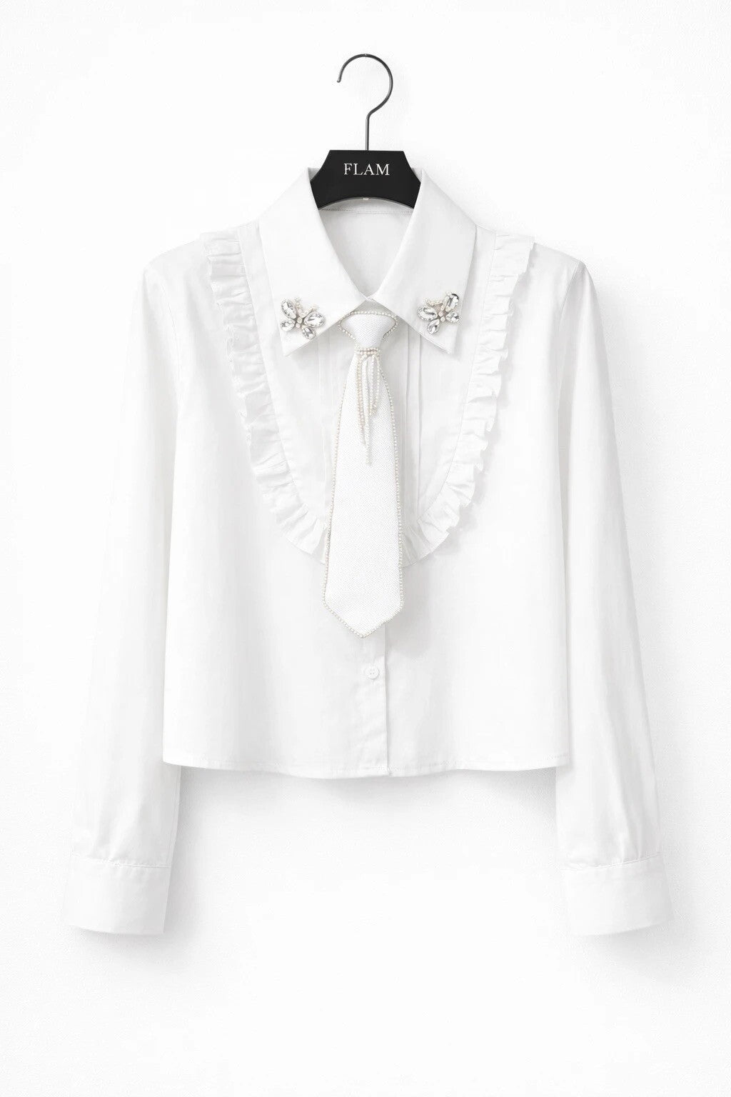 Chemise élégante à volants, broche bijou et cravate