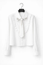 Chemise élégante à volants, broche bijou et cravate