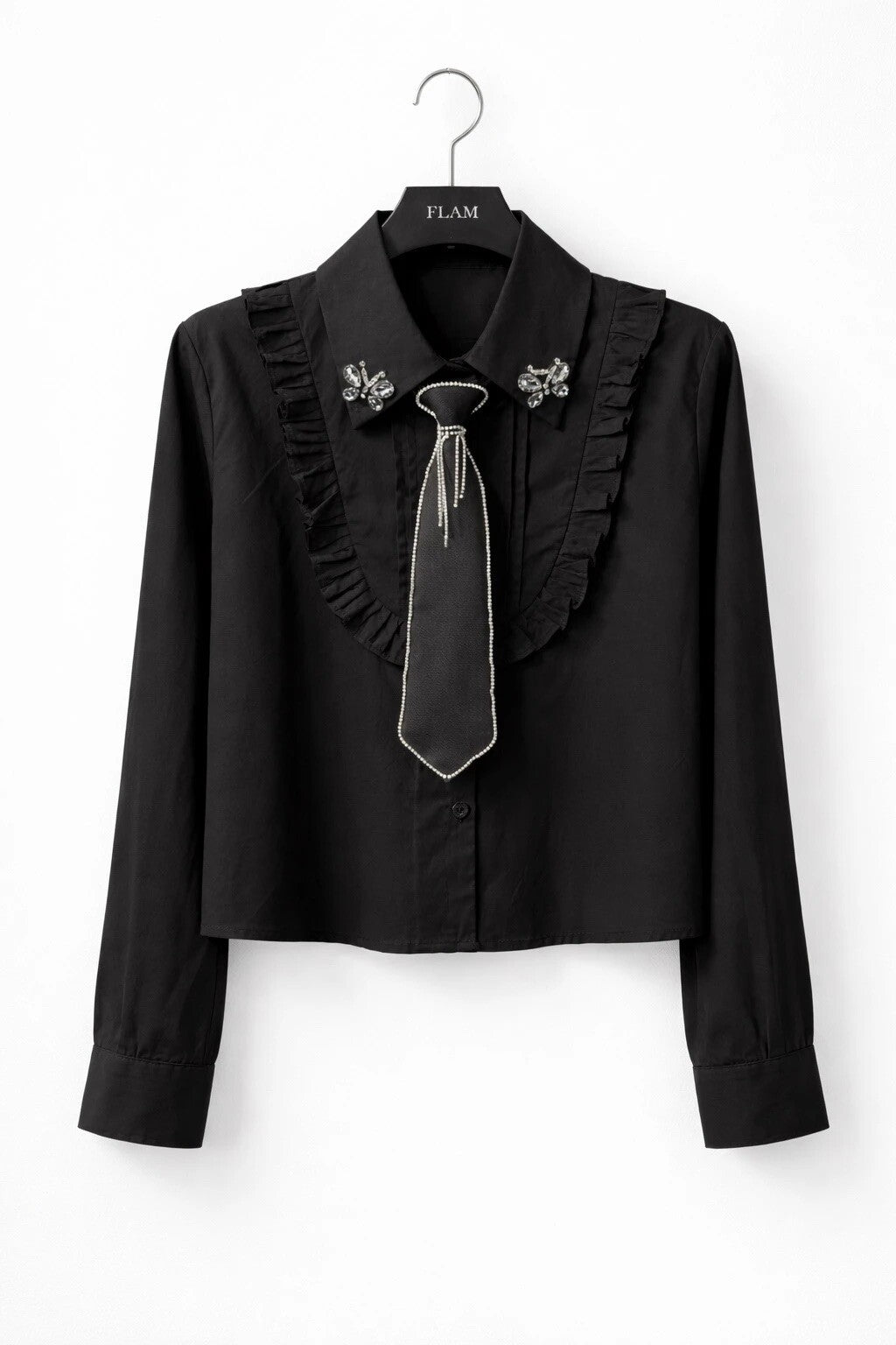 Chemise élégante à volants, broche bijou et cravate