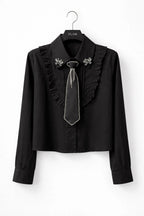 Chemise élégante à volants, broche bijou et cravate