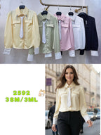 Chemise élégante à volants, broche bijou et cravate